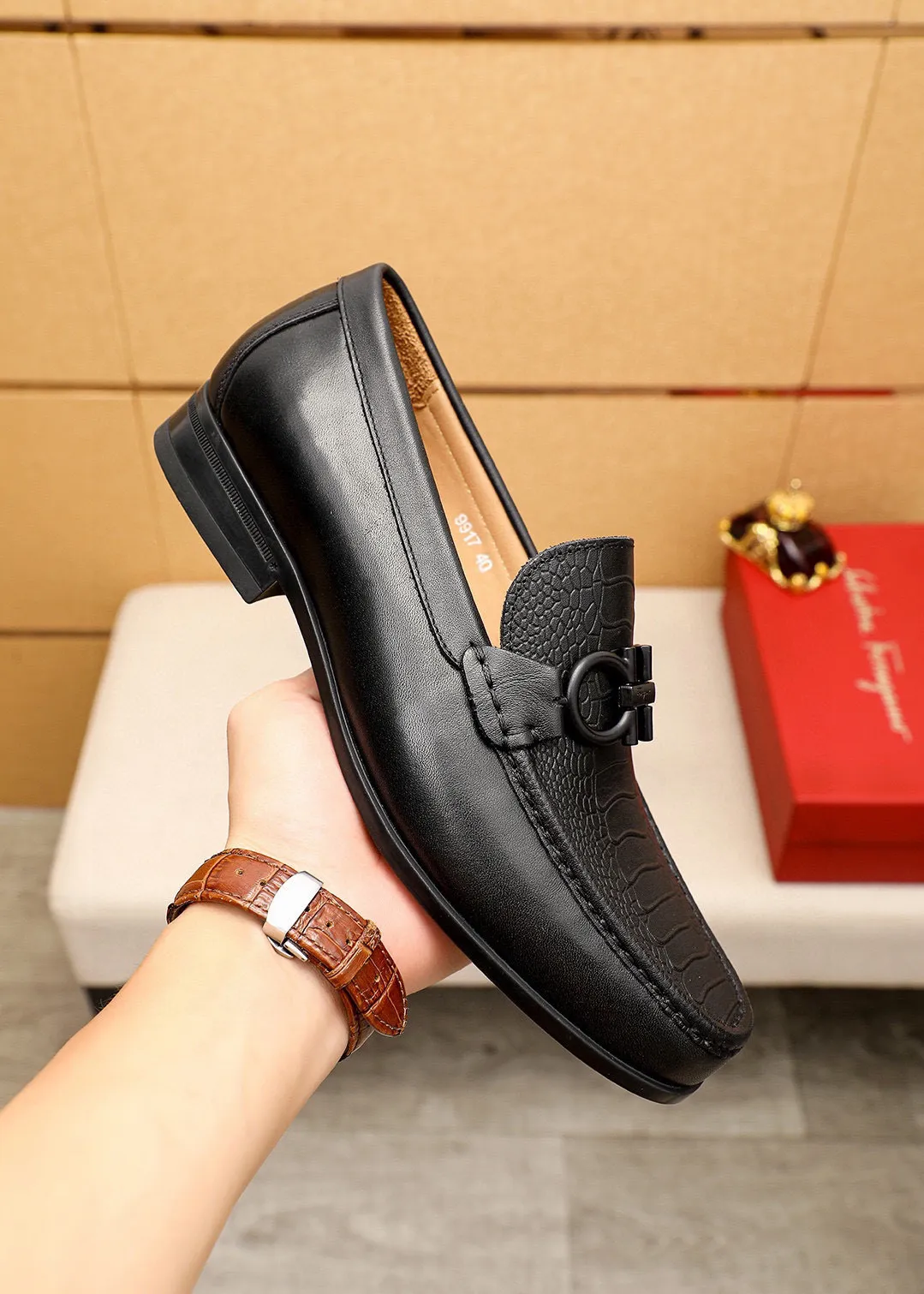 Men's shoes 💰480💰 💐 Product trademark: Ferragamo "Ferragamo" casual leather shoes Regular size: 38-44 (45🉑️customized) Product materials: Selected imported first-layer calfskin embossed upper + luxury hardware buckle, imported water-dyed cow leather lining. Strong three-dimensional visual effect, original outsole color: 1⃣️color optional